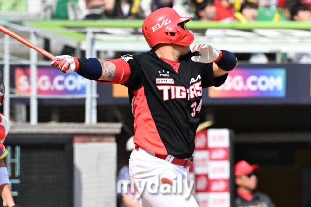 11일 인천 SSG랜더스필드에서 열린 '2025 신한 SOL BANK KBO리그' KIA 타이거즈와 SSG랜더스 경기. KIA 최형우가 5회초 1사 1루에 투런포를 치고 있다./마이데일리
