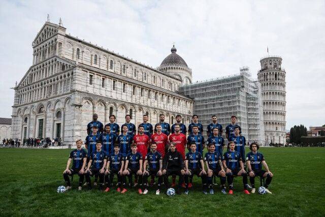 이탈리아 유명 관광지인 피사 대성당앞 잔디광장에서 단체 사진을 찍은 피사 SC./피사 SC 홈피
