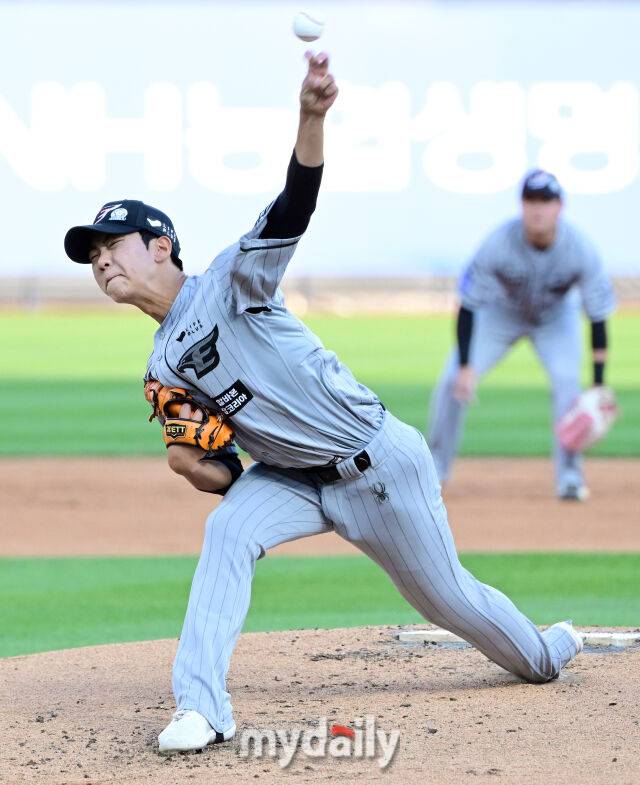 2024년 6월 4일 경기도 수원KT위즈파크에서 '2024 신한 SOL Bank KBO리그' 한화 이글스와 KT 위즈의 경기가 열렸다. 한화 선발투수 황준서가 역투하고 있다./마이데일리