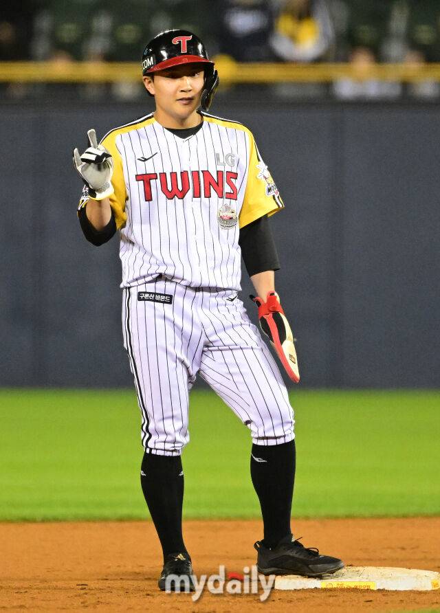 2024년 5월 16일 서울 잠실야구장에서 '2024 신한 SOL Bank KBO리그' 키움 히어로즈와 LG 트윈스의 경기가 열렸다. LG 최원영이 7회말 2사 2루서 대주자로 나서고 있다./마이데일리