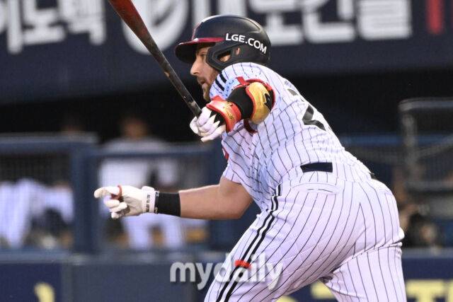 14일 서울 잠실야구장에서 열린 '2025 신한 SOL BANK KBO리그' 키움 히어로즈와 LG 트윈스 경기. LG 오스틴이 3회말 1사 3루에 친 땅볼을 치고 있다. 오스틴은 키움 어준서의 송구 실책에 2루로 진루했다./마이데일리