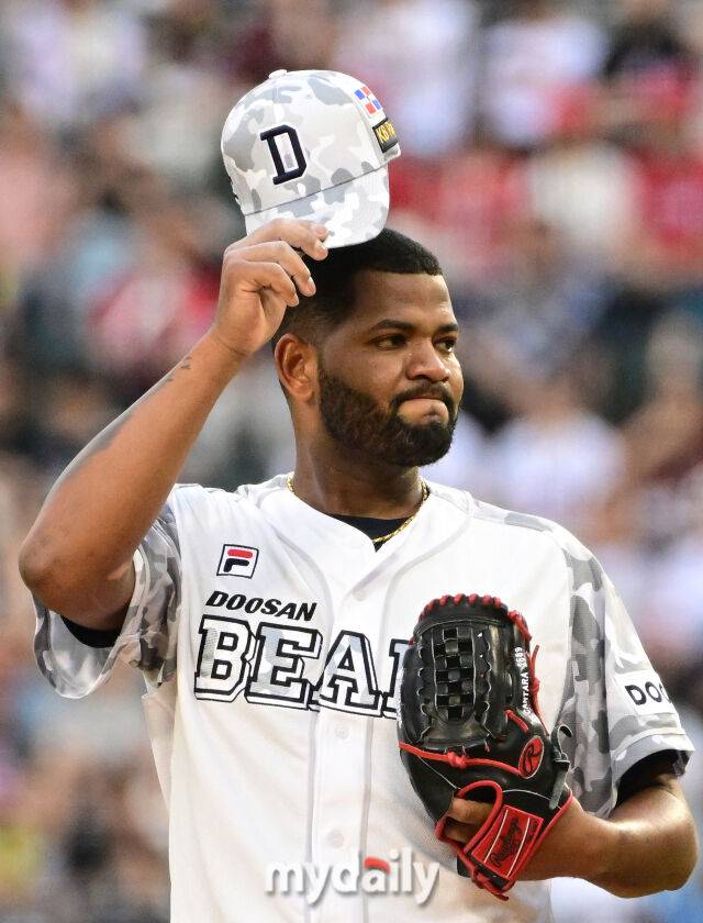 2024년 6월 7일 서울 잠실야구장에서 '2024 신한 SOL Bank KBO리그' KIA 타이거즈와 두산 베어스의 경기가 열렸다. 두산 선발투수 알칸타라가 3회초 2사 후 연속 안타를 맞고 실점한 뒤 아쉬워하고 있다./마이데일리