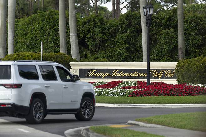 도널으 트럼프 대통령의 차량 행렬이 플로리다주 웨스트 팜 비치에 있는 트럼프 인터내셔널 골프 클럽에 도착하고 있다. [AP]