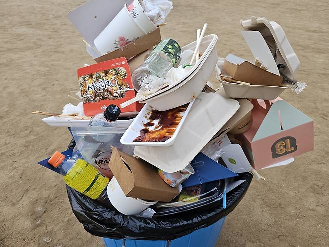 15일 오후 서울 소재 한 대학교 축제 현장의 쓰레기통이 가득 차 있다. 김광우 기자.