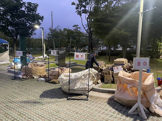 재질을 구분해 쓰레기를 버리고 있는 한 대학교 축제 현장.[녹색연합 제공]