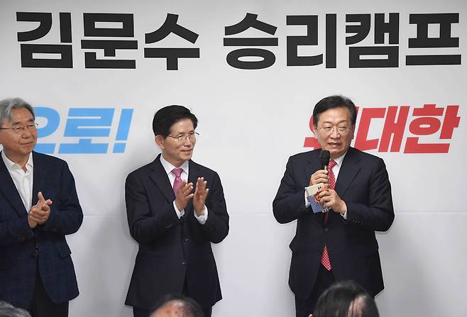 석동현(오른쪽) 변호사가 지난달 17일 서울 영등포구 대하빌딩에서 열린 김문수 국민의힘 후보 경선 선거사무소 개소식에서 지지발언을 하고 있다. [공동취재]