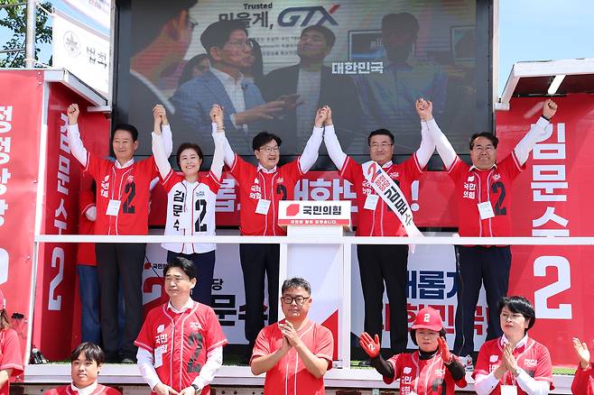 17일 오후 제주시 민속오일시장을 찾은 권성동 국민의힘 공동선대위원장이 김문수 후보 지지를 호소하고 있다. [연합]