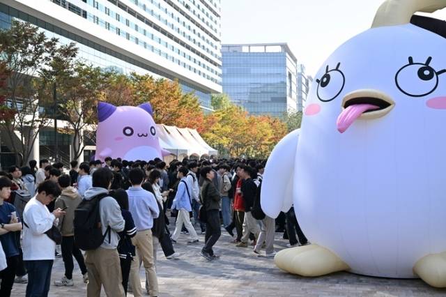 넥슨 계열 회사들의 채용 설명회. 2000명이 넘는 사람들이 몰렸다.  [사진, 넥슨]