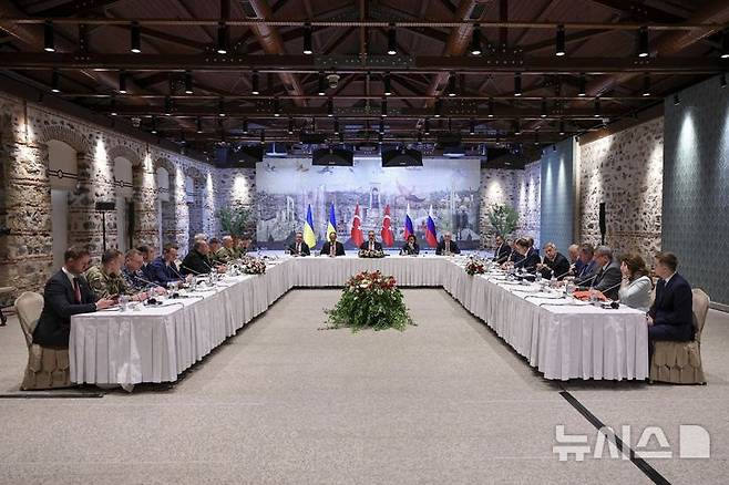 [튀르키예=AP/뉴시스]터키 외무부가 공개한 사진에 16일(현지 시간) 튀르키에 이스탄불 돌마바흐체 궁전에서 러시아와 우크라이나의 대표단들이 협상을 벌이고 있다. 중재국인 튀르키예 측도 참여했다. 2025.05.16.