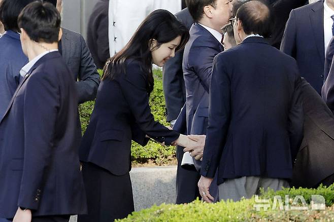 [서울=뉴시스] 최동준 기자 = 윤석열 전 대통령 부인 김건희 여사가 지난달 11일 서울 서초구 사저로 들어서며 마중 나온 관계자들과 인사하고 있다. 2025.04.11. photocdj@newsis.com