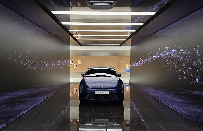 [광명=뉴시스] 박현준 기자 = 지난 16일 기아 오토랜드(AutoLand) 광명 내 브랜드관에 EV4 GT-line 차량이 전시되어 있다. 2025.05.16. parkhj@newsis.com *재판매 및 DB 금지