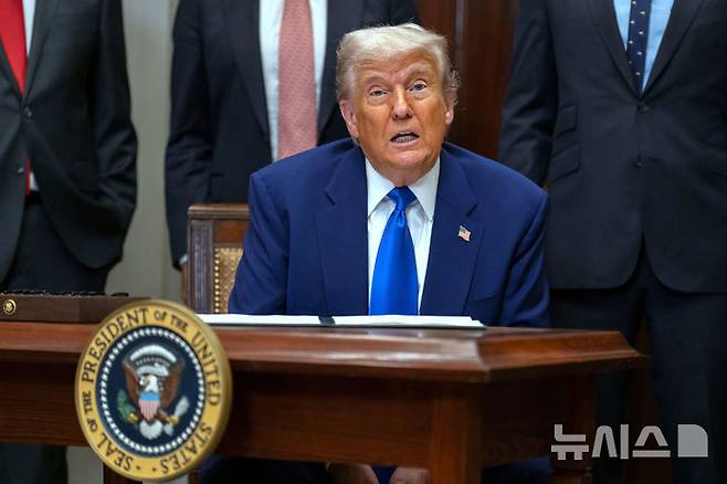 [워싱턴=AP/뉴시스] 17일 이코노미스트는 이처럼 협상이 들쭉날쭉한 상황에 대해 "시간이 지날수록 협상의 절박함은 커지고, 대부분 국가들의 목표는 7월 8일까지 협상 대기줄 맨 뒤로 밀리지 않는 것이 됐다"고 평가했다. 사지은 도널드 트럼프 미 대통령. 2025.05.16.