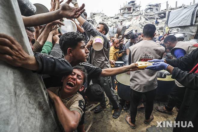 [가자시티=신화/뉴시스] 24일(현지 시간) 가자지구 가자시티의 한 급식소에서 무료 급식을 받으려는 팔레스타인 난민들이 몰려들고 있다. 이스라엘군이 가자지구에 대한 식량 등 구호품 반입을 봉쇄한 뒤 가자지구의 인도주의적 참상이 극에 달하자, 유엔이 봉쇄 해제를 적극 요구하고 있다. 유엔 인도주의 업무조정국(OCHA)은 "3월 2일 이후로 가자지구 모든 국경 관문이 봉쇄되고 어떤 구호품도 반입이 허용되지 않아 개전 이래 최장기간 봉쇄가 이어지고 있다며 시정을 요구했다. 2025.04.25.