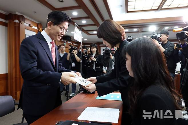 [과천=뉴시스] 권창회 기자 = 김문수 국민의힘 대선 후보가 11일 오전 경기 과천시 중앙선거관리위원회에서 제21대 대통령선거 후보 등록을 하고 있다. (공동취재) 2025.05.11. photo@newsis.com