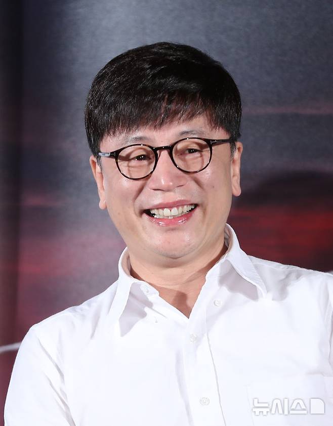 [서울=뉴시스] 조수정 기자 = 김용화 감독이 영화 '신과 함께-인과 연' 제작보고회가 열린 6일 오전 서울 자양동 롯데시네마 건대입구에서 질문을 듣고 있다. 2018.07.06. chocrystal@newsis.com