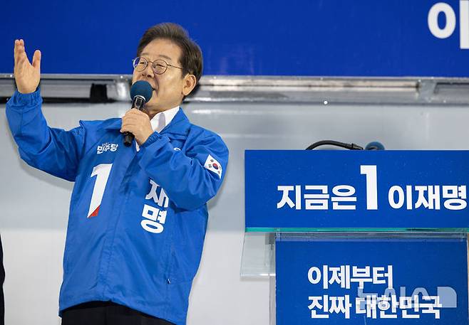 [정읍=뉴시스] 조성우 기자 = 이재명 더불어민주당 대선후보가 지난 16일 전북 정읍시 정읍역 광장에서 열린 유세에서 연설하고 있다. (공동취재) 2025.05.16. photo@newsis.com