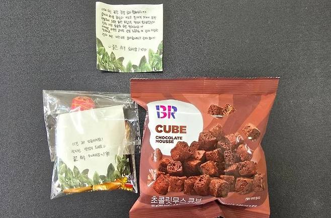 [서울=뉴시스] 학생이 빌려줬던 우산과 함께 손 편지와 간식이 담긴 봉투를 전했다.(사진=아프니까 사장이다 갈무리) *재판매 및 DB 금지