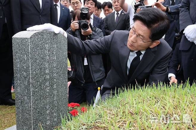 [광주=뉴시스] 조성봉 기자= 김문수 국민의힘 대통령 후보가 17일 오전 광주 북구 5.18민주묘지를 찾아 무명열사의 묘비를 살펴보고 있다.(공동취재) 2025.015.17. pphoto@newsis.com
