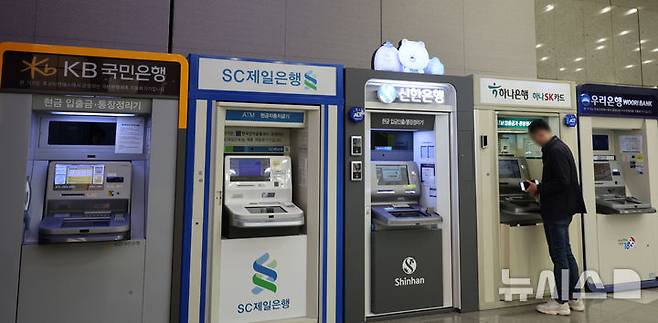[서울=뉴시스] 이영환 기자 = 25일 서울의 한 건물에 설치된 국내 은행의 ATM 기계가 보이고 있다. 금융감독원이 이날 공개한 2025년 2월 말 국내은행의 원화대출 연체율 현황(잠정, 1개월 이상 원리금 연체 기준)에 따르면 연체율이 0.58%로 잠정 집계됐으며 2018년 11월(0.60) 이후 6년 3개뭘 만의 최고치다. 2025.04.25. 20hwan@newsis.com