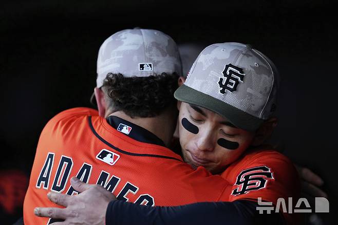[샌프란시스코=AP/뉴시스] 메이저리그 샌프란시스코 자이언츠에서 뛰는 이정후가 17일(한국 시간) 미국 캘리포니아주 샌프란시스코의 오라클 파크에서 열린 2025 MLB 애슬레틱스와의 경기에 3번 타자 중견수로 선발 출전해 5타수 2안타를 기록했다. 사진은 윌리 아다메스와 포옹하는 이정후. 2025.05.17.