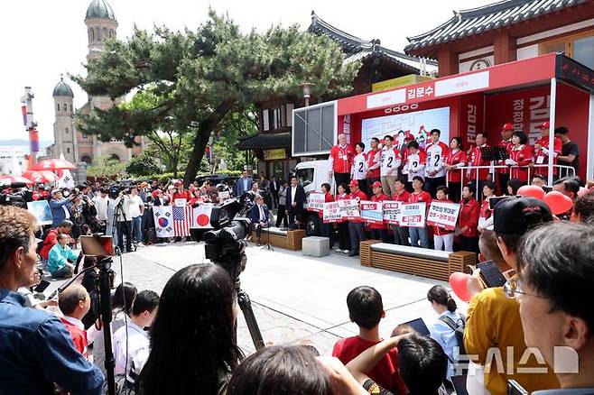 [전주=뉴시스] 조성봉 기자 =  김문수 국민의힘 대선후보가 17일 전북 전주시 완산구 전동성당 인근에서 공약발표 및 유세를 하고 있다. 2025.05.17. suncho21@newsis.com