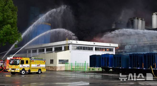 [광주=뉴시스] 류형근 기자 =  17일 오전 광주 광산구 소촌동 금호타이어 광주공장에서 화재가 발생해 119 소방당국이 진화작업을 벌이고 있다. 2025.05.17. hgryu77@newsis.com