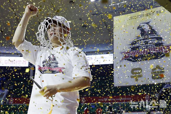 [서울=뉴시스] 최동준 기자 = 17일 서울 송파구 잠실학생체육관에서 열린 2024-2025 KBL 플레이오프 챔피언결정전 7차전 창원 LG 세이커스와 서울 SK 나이츠의 경기에서 62-58로 승리하며 우승을 차지한 LG 조상현 감독이 컷팅한 그물을 뒤집어쓰고 있다. 2025.05.17. photocdj@newsis.com