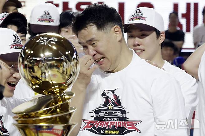 [서울=뉴시스] 최동준 기자 = 17일 서울 송파구 잠실학생체육관에서 열린 2024-2025 KBL 플레이오프 챔피언결정전 7차전 창원 LG 세이커스와 서울 SK 나이츠의 경기에서 62-58로 승리하며 우승을 차지한 LG 조상현 감독이 울먹이고 있다. 2025.05.17. photocdj@newsis.com