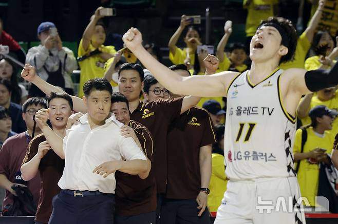 [서울=뉴시스] 최동준 기자 = 17일 서울 송파구 잠실학생체육관에서 열린 2024-2025 KBL 플레이오프 챔피언결정전 7차전 창원 LG 세이커스와 서울 SK 나이츠의 경기에서 62-58로 승리하며 우승을 차지한 LG 조상현 감독이 임재현 수석코치와 기뻐하고 있다. 2025.05.17. photocdj@newsis.com