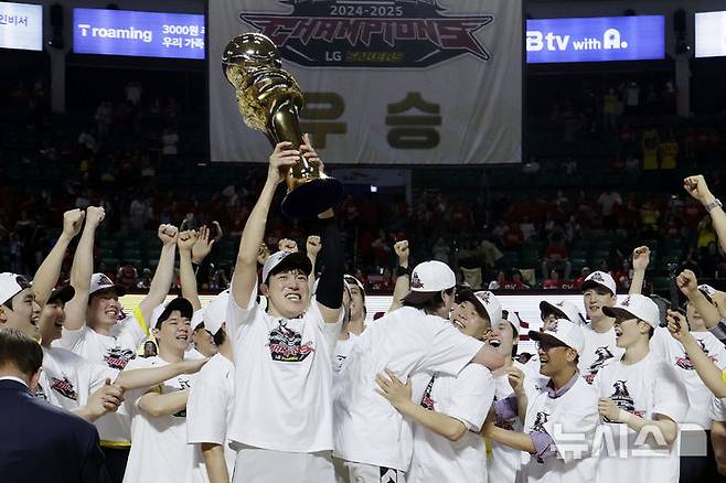 [서울=뉴시스] 최동준 기자 = 17일 서울 송파구 잠실학생체육관에서 열린 2024-2025 KBL 플레이오프 챔피언결정전 7차전 창원 LG 세이커스와 서울 SK 나이츠의 경기에서 62-58로 승리하며 우승을 차지한 LG 조상현 감독을 비롯한 선수들이 기뻐하고 있다. 2025.05.17. photocdj@newsis.com