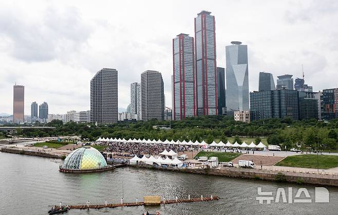 [서울=뉴시스] 김근수 기자 = '정선아리랑 in Seoul'이 열린 17일 서울 여의도 물빛광장에서 정선 여령면 뗏목 시연이 펼쳐지고 있다. 2025.05.17. ks@newsis.com