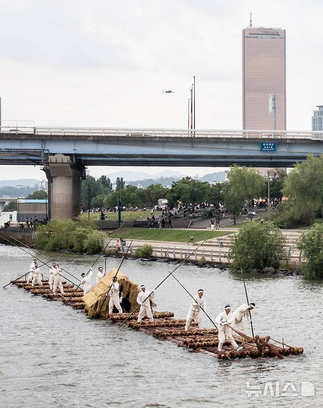 [서울=뉴시스] 김근수 기자 = '정선아리랑 in Seoul'이 열린 17일 서울 여의도 물빛광장에서 정선 여령면 뗏목 시연이 펼쳐지고 있다. 2025.05.17. ks@newsis.com