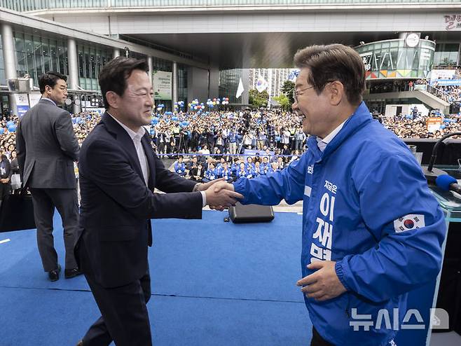 [광주=뉴시스] 조성우 기자 = 이재명 더불어민주당 대선후보가 17일 광주 서구 김대중컨벤션센터 광장에서 열린 집중유세에서 이 후보 지지 선언을 한 국민의힘 탈당 후 개혁신당 정책위의장을 맡았던 김용남 전 의원과 인사하고 있다. (공동취재) 2025.05.17. photo@newsis.com