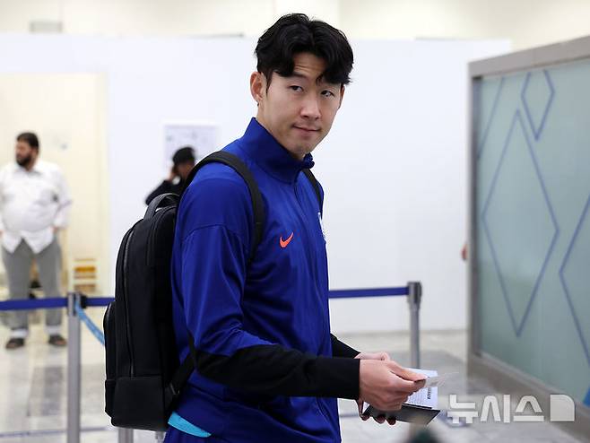 [쿠웨이트시티(쿠웨이트)=뉴시스] 이영환 기자 = 축구 대표팀 주장 손흥민이 17일 오후(현지시각) 쿠웨이트 국제공항에서 요르단으로 출국을 하고 있다.홍명보 감독이 이끄는 축구대표팀은 오는 19일 중립지역인 요르단 암만 국제경기장에서 팔레스타인과 2026 국제축구연맹(FIFA) 북중미 월드컵 아시아 3차 예선 B조 6차전을 치른다.  2024.11.17. 20hwan@newsis.com