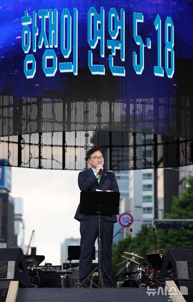 [광주=뉴시스] 이영주 기자 = 우원식 국회의장이 5·18민주화운동 45주기를 하루 앞둔 17일 오후 광주 동구 금남로에서 열린 5·18전야제에서 발언하고 있다. 2025.05.17.  leeyj2578@newsis.com