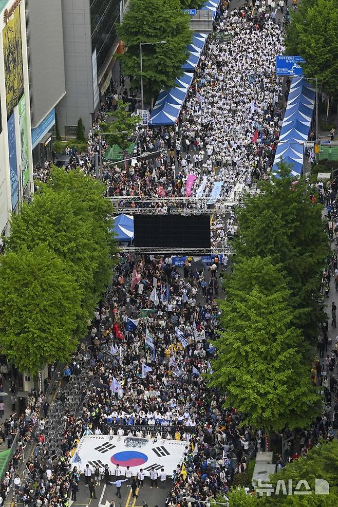 [광주=뉴시스] 이영주 기자 =  5·18 민주화운동 45주년을 하루 앞둔 17일 오후 광주 동구 금남로 일대에서 전야행사가 진행되고 있다. 광주역과 전남대, 조선대 등지에서 출발한 시민들로 이뤄진 '민주평화대행진단'이 행사장으로 들어오고 있다. 2025.05.17. leeyj2578@newsis.com