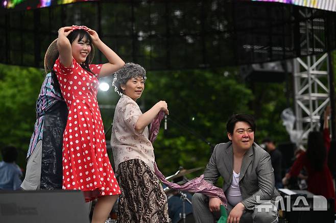 [광주=뉴시스] 이영주 기자 =  5·18 민주화운동 45주년을 하루 앞둔 17일 오후 광주 동구 금남로 일대에서 전야행사가 진행되고 있다. 2025.05.17. leeyj2578@newsis.com