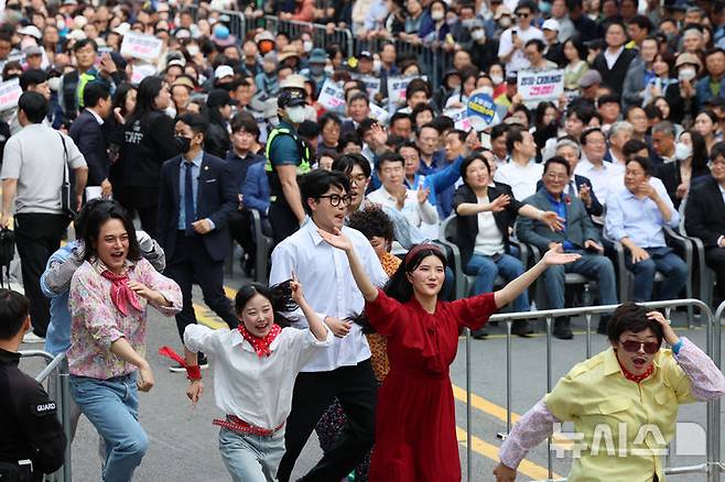 [광주=뉴시스] 이영주 기자 = 5·18민주화운동 45주기를 하루 앞둔 17일 오후 광주 동구 금남로에서 5·18 전야 행사가 열리고 있다. leeyj2578@newsis.com