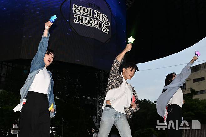 [광주=뉴시스] 이영주 기자 = 5·18민주화운동 45주기를 하루 앞둔 17일 오후 광주 동구 금남로에서 열린 5·18전야제에서 뮤지컬 '봄의 겨울, 겨울의 봄'이 선보여지고 있다. 2025.05.17.  leeyj2578@newsis.com