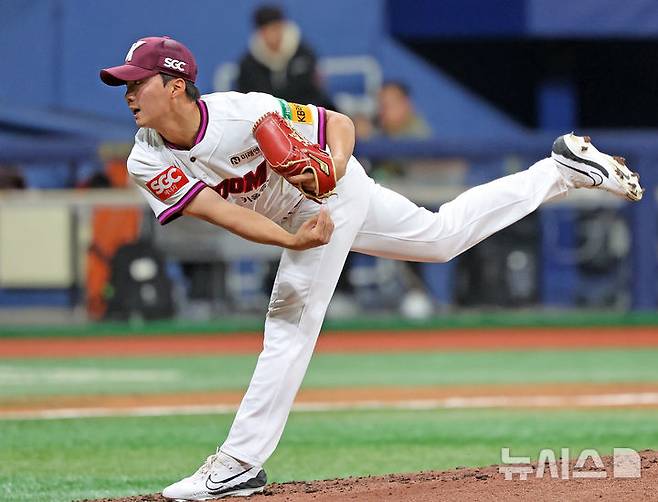 [서울=뉴시스] 김금보 기자 = 16일 오후 서울 구로구 고척스카이돔에서 열린 2025 프로야구 키움 히어로즈와 두산 베어스의 시범경기, 6회초 키움 김연주가 공을 던지고 있다. 2025.03.16. kgb@newsis.com