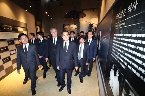 5.18추모관 둘러보는 김문수 후보 5.18추모관 둘러보는 김문수 후보     (광주=연합뉴스) 박동주 기자 = 국민의힘 김문수 대선 후보가 17일 광주 북구 국립 5·18 민주묘지를 찾아 참배한 뒤 5.18추모관을 둘러보고 있다. 2025.5.17 [공동취재]     pdj6635@yna.co.kr (끝)   <저작권자(c) 연합뉴스, 무단 전재-재배포, AI 학습 및 활용 금지>