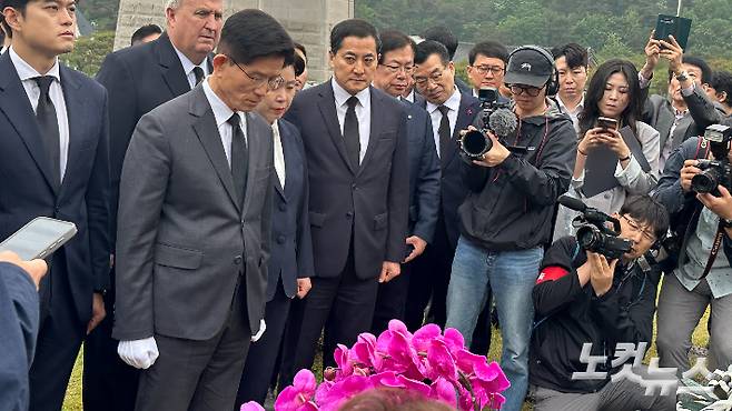 김문수 국민의힘 대선후보가 17일 오전 광주 북구 국립5·18민주묘지에서 열사들을 추모하고 있다. 김한영 기자