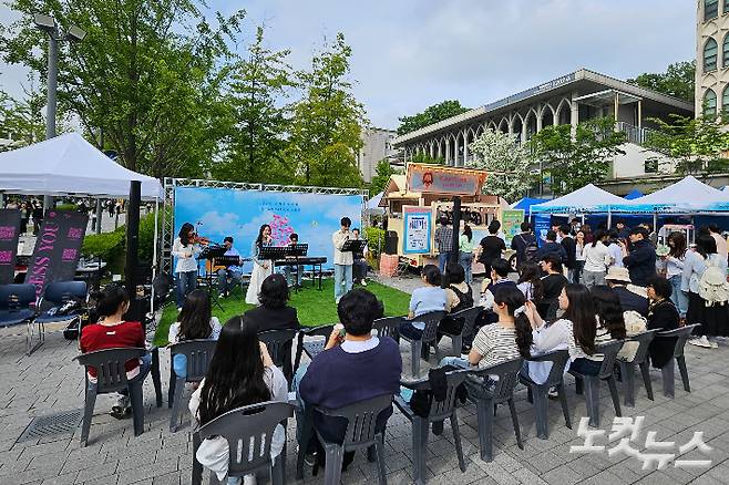 지난 15일 진행된 '2025 연세 화목축제'에서 버스킹 공연이 펼쳐지고 있다. 7년 만에 부활한 올해 화목제는 학생들의 고민을 듣고 힐링과 사랑을 나누는 데 중점을 뒀다. 학생들이 부담 없이 참여할 수 있도록 다양한 문화적 요소(음악, 게임, 감사 카드 등)를 도입했다.