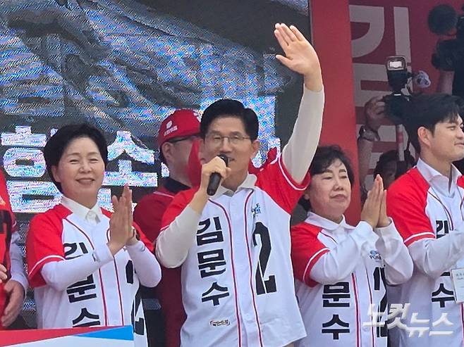 국민의힘 김문수 대선 후보가 17일 전북 전주 한옥마을에서 유세활동에 나섰다. 남승현 기자