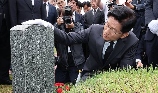 국민의힘 김문수 대선 후보가 17일 광주 북구 국립 5·18 민주묘지를 찾아 무명열사의 묘역에서 참배하고 있다. 연합뉴스