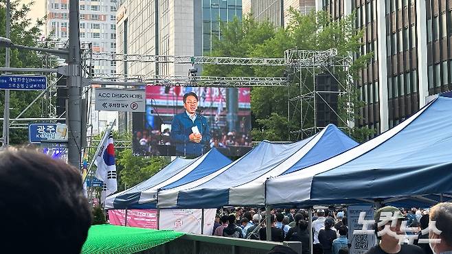 제45주년 5·18 민주화운동을 기념하는 전야제가 17일 광주 동구 금남로 일대에서 막을 올렸다. 김한영 기자