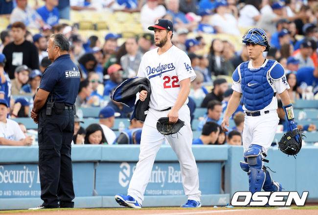 LA 다저스 클레이튼 커쇼, 오스틴 반스 배터리가 불펜에서 덕아웃으로 이동하고 있다. /OSEN DB