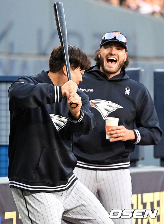 [OSEN=잠실, 이대선 기자] 프로야구 LG 트윈스 투수 임찬규가 데뷔 첫 완봉승을 거뒀다.&nbsp;LG는 26일 서울 잠실구장에서 열린 2025 KBO리그 한화와&nbsp;경기에서 4-0으로 승리했다.&nbsp;LG 선발투수 임찬규는 2피안타 2볼넷 5탈삼진 무실점으로 완봉승을 장식했다.&nbsp;8회까지 87개를 던지며 무실점을 이어간 임찬규는 9회에도 마운드에 올랐다. 첫 타자 김태연을 초구에 3루수 땅볼로 아웃을 잡았다. 문현빈을 97구째 투수 직선타로 잡아냈다.&nbsp;플로리얼을 상대로 투수 땅볼로 처리하며 완봉승에 성공했다.경기에 앞서 한화 류현진이 노시환의 배트를 휘두르고 있다. 2025.03.26 /sunday@osen.co.kr