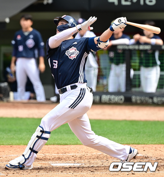 [OSEN=광주, 김성락 기자] 17일 오후 광주 북구 기아챔피언스필드에서 ‘2025 신한 SOL Bank KBO리그’ KIA 타이거즈와 두산 베어스의 더블헤더 1차전 경기가 열렸다.더블헤더 1차전 홈팀 KIA는 네일, 원정팀 두산은 콜어빈을 선발로 내세웠다.4회초 1사 두산 양석환이 솔로 홈런을 날리고 있다. 2025.05.17 / ksl0919@osen.co.kr