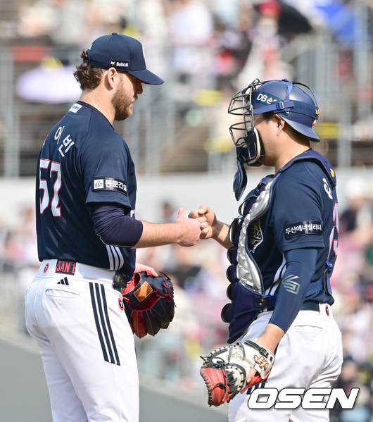 [OSEN=광주, 김성락 기자] 17일 오후 광주 북구 기아챔피언스필드에서 ‘2025 신한 SOL Bank KBO리그’ KIA 타이거즈와 두산 베어스의 더블헤더 1차전 경기가 열렸다.더블헤더 1차전 홈팀 KIA는 네일, 원정팀 두산은 콜어빈을 선발로 내세웠다.6회말 2사 1, 2루 두산 콜어빈이 교체, 양의지와 주먹 하이파이브를 하고 있다. 2025.05.17 / ksl0919@osen.co.kr